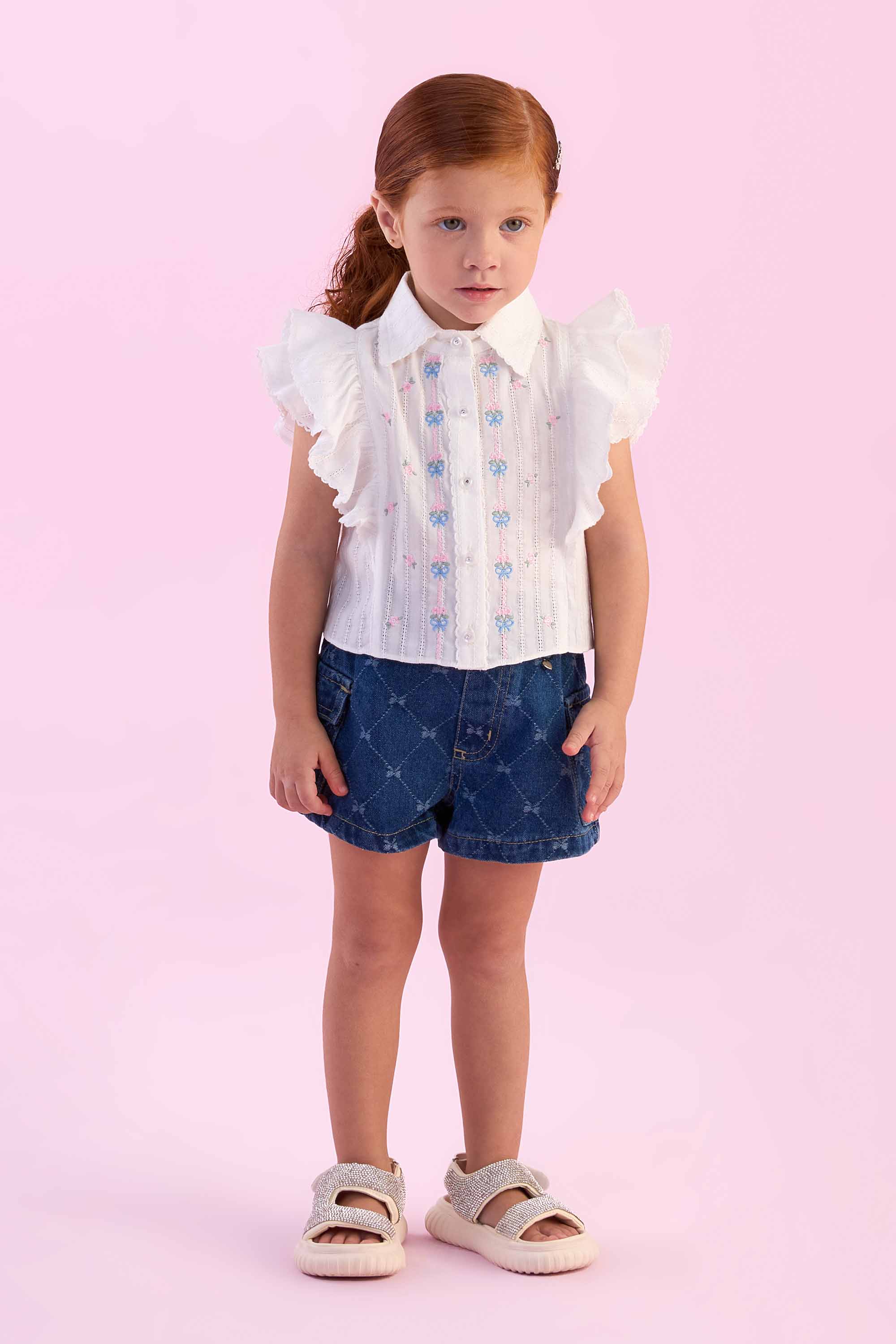 Conjunto Infantil Feminino com Camisa Bordada e Short Jeans