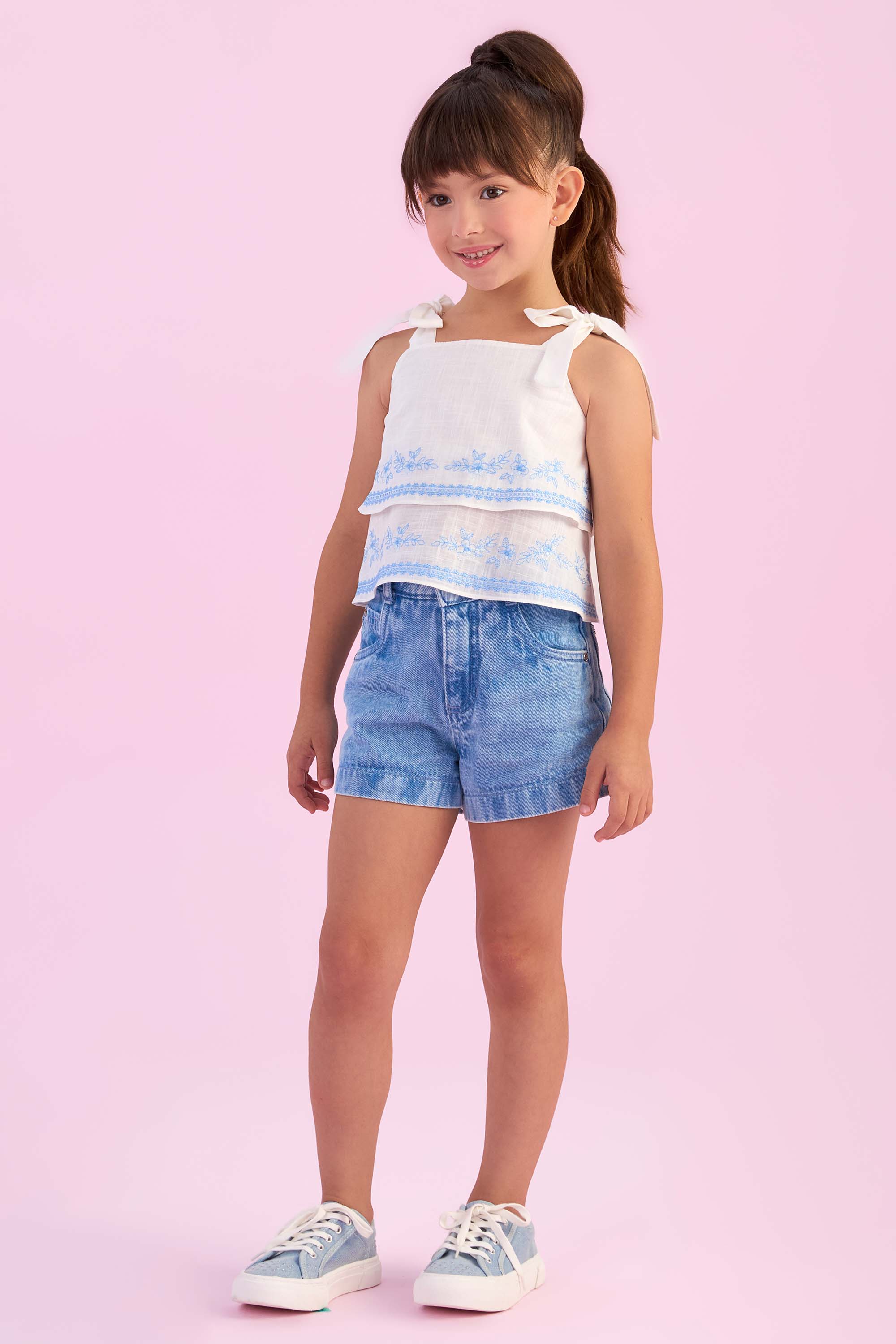 Conjunto Infantil com Blusa Bordada e Short Jeans Petit Cherie