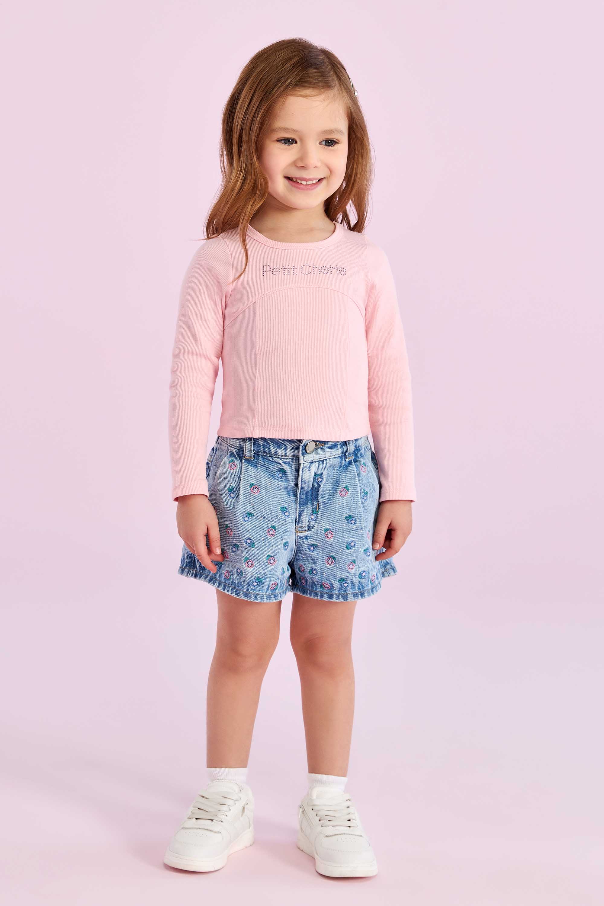 Conjunto Petit Cherie com blusa manga longa e short jeans